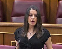 Inés Arrimadas aprovecha su momento de gloria apoyando al socialcomunismo y provoca la desbandada en su militancia