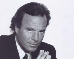 Contar el tesón humano de Julio Iglesias