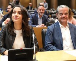 Inés Arrimadas vuelve a apoyar al Gobierno comunista y destruye aún más a Ciudadanos, ahora con la dimisión de Marcos de Quinto
