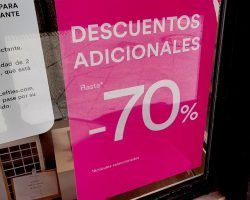 El comercio sevillano rebajado a la desesperada