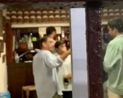Vídeo. Escrache a Monedero en Sanlúcar de Barrameda. «Jarabe democrático»
