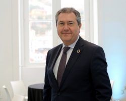 La insuperable perversión del lenguaje de Juan Espadas