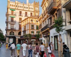 El Ayuntamiento ordena la colocación de los toldos en el plazo de cinco díasSe emplearán los toldos de titularidad municipal almacenados