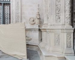 Va para un año que destrozaron la Cruz de la Inquisición y aún no está restaurada ante el Ayuntamiento 