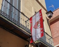 Balcones de Sevilla: Del negro luto a la blanca alegría 