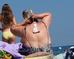 Gente autosuficiente en la playa. Vídeo viral