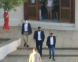 Sánchez abucheado en Matalascañas al salir de una misa. Vídeos