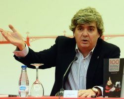 “¡Venid, italianos, con vuestras corbatas y vuestra gomina! ¡¡Os esperamos con el cuchillo entre los dientes!!”. Raimundo de Hita, autor de “100 motivos para ser del Sevilla FC”, de cuyo libro ofrecemos mañana un capítulo exclusivo.