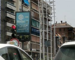 El calor llena las calles vacías de Sevilla 