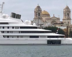 El yate Azzam del emir de Abu Dhabi cumple diez días atracado en el puerto de Cádiz y se convierte en punto de atracción diario de los visitantes