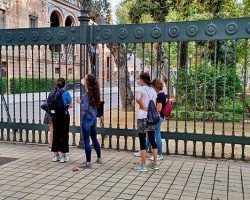 El Ayuntamiento cierra a sevillanos y turistas el Parque y la Plaza de España en una tarde soleada de paseo 