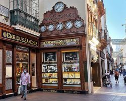 El comercio más tradicional de Sevilla que sobrevive a la crisis 