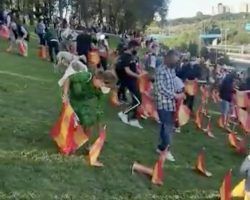 Vídeo. Retiran las banderas de España en homenaje a las víctimas del Covid de la M30 de Madrid