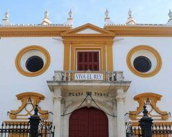 La Puerta del Príncipe grita «¡Viva el Rey!»