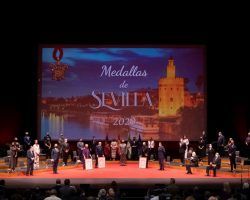 Se imponen las medallas de Sevilla y se nombra hija predilecta a la saetera Angelita Yruela 