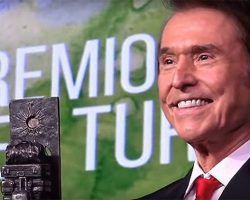 Raphael ante la Junta, al ser distinguido como Embajador de Andalucía: “Creo que llegáis tarde”
