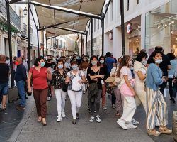 Sevilla desafía la psicosis informativa llenando de vida sus calles 