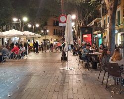 Sevilla se echa a la calle ante la amenaza  de un nuevo confinamiento domiciliario    