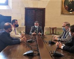 Un acuerdo entre Junta, Ayuntamiento y Ateneo ratifica la suspensión de la Cabalgata, mientras que en un plazo hasta diciembre se decidirá sobre la Semana Santa y la Feria 