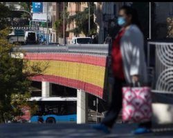 Una bandera de España como iluminación navideña desata el virus en Lo_País