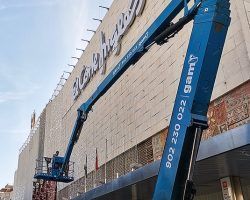 El Corte Inglés de la Plaza del Duque abre el camino a la Navidad sevillana instalando su iluminación   