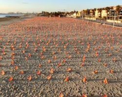 Vídeo. 50.000 banderas de España en la playa de Valencia