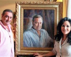 La pintora Isabel Castilla presenta en el Círculo Mercantil el retrato de Juanma Moreno Bonilla y una amplia exposición de su obra.