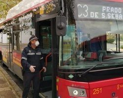 Nuevas medidas del Ayuntamiento para adaptarse al nivel 4 de riesgo como es el caso de SevillaReducción del aforo en Tussam, suspensión del plazo para la renovación de las casetas de la Feria de Abril, venta ambulante al 50% y reordenación de la actividad cultural y deportiva
