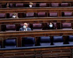 El Congreso aprueba, sin Sánchez en su escaño, los 6 meses de estado de alarma 