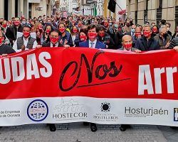 La hostelería sevillana clama contra los gobiernos central, de la Junta de Andalucía y ayuntamientos Sólo VOX se dignó a acompañar a los manifestantes