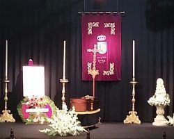 Amigos y admiradores despiden al Mani de Gines en su capilla ardiente. Permanecerá abierta hasta las 14:30 horas de hoy