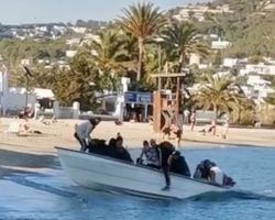 «¡Manda huevos!», así reciben los sorprendidos paseantes la avalancha de inmigrantes ilegales en Ibiza y Canarias que ya llegan en pandillas y de parranda (Vídeos)