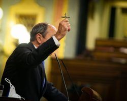 Un crucifijo, un hacha y los «chicos malos»