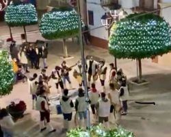 Vuelven los campanilleros de Huévar, con su larga tradición, a animar los amaneceres de sus calles, aunque con mascarillas