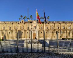 Izquierda Andalucista se inventa y se baña en una fake new a cuenta de un desarreglo en el mástil de la bandera del Parlamento