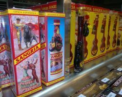 Los souvenirs más españolazos de las ventas de carretera son catalanes