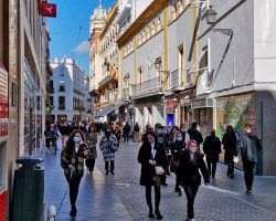 Los sevillanos recuperan la calle y las rebajas en un día soleado