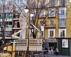 Retirada del alumbrado navideñoSevilla cambia de tercio. Va deshaciéndose de las luces navideñas que instaladas por calles y plazas iluminaron la ciudad durante las pasadas fiestas
