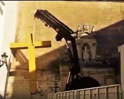Arrancan otra Cruz en plena ruina económica por la pandemia que molestaba a la izquierda silvestre