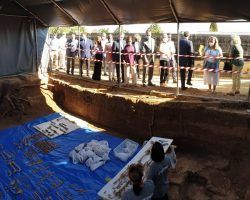 1.210.000 euros para financiar las exhumaciones de la fosa común de Pico Reja160.000 euros por parte Gobierno central, la Junta y la Diputación financiarán con 265.000 euros cada una, mientras que el Ayuntamiento lo hará con 520.000 euros
