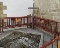 Los vecinos de Aguilar de la Frontera reponen una cruz de madera en el mismo sitio