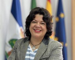 La alcaldesa de Huévar se coloca frente al Goliath sectario de HaciendaMaría Eugenia Moreno no se arredra ante las amenazas de "asustaviejas" y continúa poniendo orden en las arcas arruinadas por el PSOE
