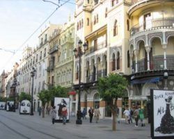 El Ayuntamiento propone una nueva ordenanza de publicidad  para que los anuncios, carteles y letreros no agredan la estética de la zona monumental En el resto de Sevilla permitirá soportes que reactiven el comercio y los quioscos 