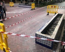 Comienzan a desmantelar los bancos de azulejería de la comunidad «De puente a puente» de Sevilla