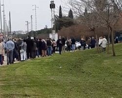 Largas colas en Los Bermejales para vacunar a personas mayores (Vídeos)