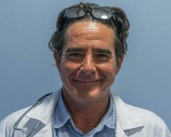 Javier Gutiérrez Caracuel: «La apertura del Hospital Militar de Sevilla es una excelente noticia. El anterior Gobierno del PSOE se lo compró al Ministerio de Sanidad y lo dejó morir, este por lo menos lo ha resucitado»Doctor especialista en Urgencias y Emergencias en el Hospital Universitario Virgen del Rocío de Sevilla