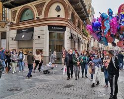Sevilla resucita en el puente de Andalucía Miles de personas se echan a las calles