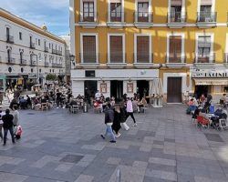 Gran ambiente previo a San Valentín en las calles de Sevilla 