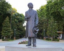 Rescatan un poema premonitorio de 1982 que pedía una estatua para Aníbal González en Sevilla