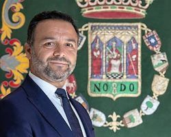 VOX pide la dimisión inmediata del socialista Francisco José Toajas tras ser condenado por el TSJA por acoso laboral a una trabajadora